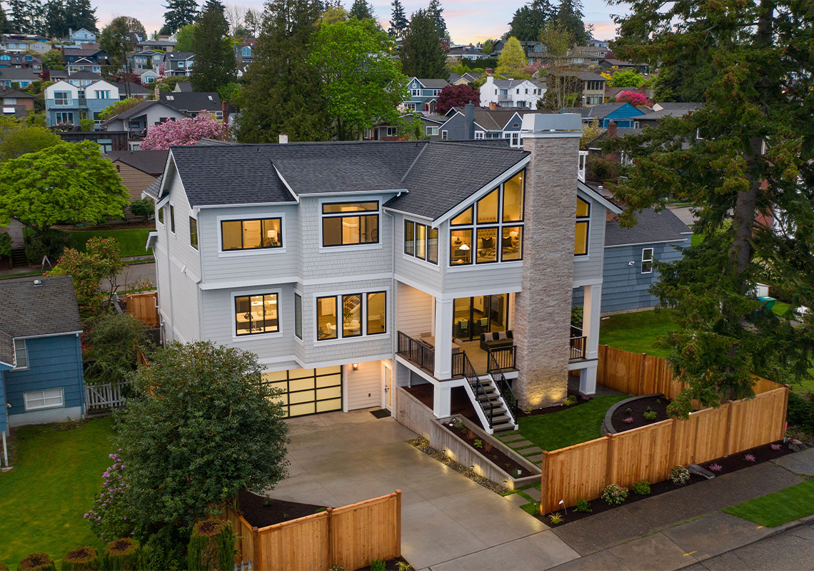 Hedlund Painting put the finishing touches on this stunning
Kirkland update with gorgeous interior and exterior paint that makes the home seem lighter than air.
