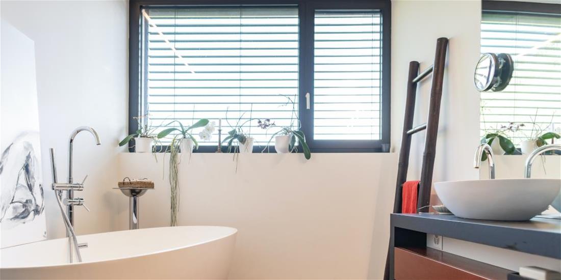 Luxurious contemporary bathroom with large mirror